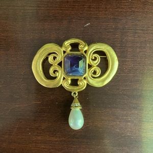 💎💎💎🎉Karl Lagerfeld Vintage Brooch🎉💎💎💎